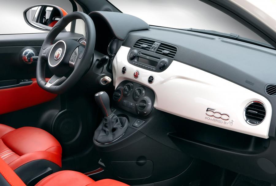 Интерьер Abarth 500 2008 года  (WW) (фото 14 из 51)